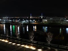 450号室からの夜景。

青くライトアップされた横浜ベイブリッジ。
毎20分～30分、毎50分～正時までの10分間は、主塔の先端部約40メートルを青色に照らす。