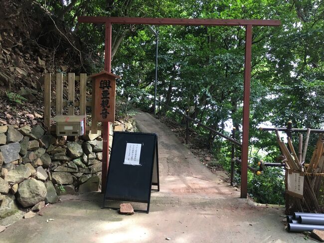 さらに熱海方面へ足を延ばしました。コロナ禍の中でも海水浴場が珍しくオープンしている熱海ビーチに観光客が殺到して大混雑でした。市街をしばらく回りましたが、混雑にうんざりして撤退。そして国道から急で細い山道を駆け上がり、本来の目的地でもあった興亜観音へ。