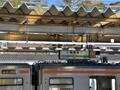 旅の起点はＪＲ東海とＪＲ東日本の境界駅の１つ、国府津駅。

今日はここから曽我梅林まで散策します。
まずはこの写真、１番ホームから２番ホームの駅名標を撮っています。その理由は...

