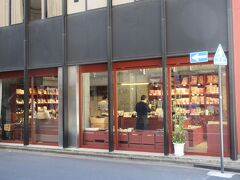 1737年創業の鰹節と乾物の店、八木長。
店内には出汁の材料である鰹節や昆布、煮干し、しいたけなどの他、乾物や豆類も並んでいます。料亭や割烹の店を中心に商売をしているようで、一般の人は入りにくい雰囲気が感じられました。店内では試食や試飲もできるようですが、ある程度専門的な知識がないと商品を選びにくいと思いました。