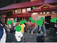 宿泊先の『桃岩荘ユースホステル』にて
日が沈む時刻になるとスタッフ・宿泊者の皆で
吉田拓郎の『落陽』を大合唱します