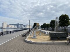海沿いにあるヴェルニー公園。
かつて対岸にあった横須賀製鉄所を建設したフランス人技師ヴェルニーの名前を取った公園だそうです。