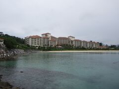 　ブセナテラスの全景。大きなホテル。東シナ海に向いて建てられている。ブセナ半島すべてが敷地で外資ではないところに価値があると思う。