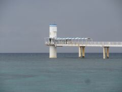 　ブセナ半島の先を見るとせり出した海中展望塔が見える。グラスボートの次に行ってみよう。