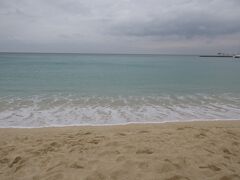 　ブセナ半島に打ち寄せる波。珊瑚礁が作った白い砂浜に緩やかな波が打ち寄せる。遠浅なのだ。だから波は穏やか。