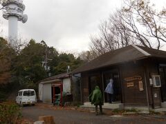 　しばらく行くと電波塔と休憩所。小雨が降ってきました。
