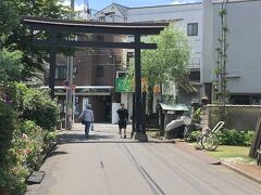 井の頭公園の南に黒門と呼ばれる黒い鳥居があり、大きな石柱が建っていました。
