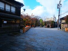 石畳の祇園新橋。
分かれ道の正面に祇園辰巳神社があり、左手の川沿いが白川筋、右手は祇園通りとなります。

古い料亭やお茶屋が立ち並び、静かで落ち着いた京都の雰囲気を味わえます。