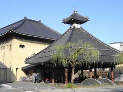 駅の並びには外湯のひとつ　駅舎温泉さとの湯
足湯もあったけれど満席でした
歴史があるのかなと思いきや
２０００年にオープンした外湯でした