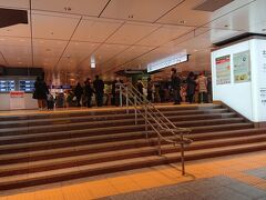 当日、新幹線の中で集合。
ガラガラなので、私が指定した座席をミキティも取れていた。

０９：０８発のはやぶさ１１号。
ミキティに気を使って、いつものようにめっちゃ早い時間のは避けましたよ。