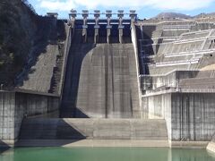 このコンクリートの巨体建造物が、三保ダム本体と思われがちなんですが、実態を申しますと、三保ダムは'中央土質遮水壁型ロックフィルダム'で、これはダムの一部である洪水吐となります。
吐水ゲートが5門ありますが、これだけ大きな洪水吐を有するロックフィルダムは異例で、全国的に稀少なんだそうです。

コンクリートや鉄の塊は、男心をくすぐりますね～