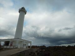 「残波岬灯台」へ
この時間はすっかり曇り空になっちゃって少し雨も降ったりで暗い写真になっております。シェラトンからは車で30分くらいでしょうか。