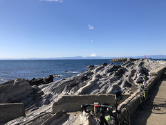 食後、城ヶ島の突端から富士山を望む。