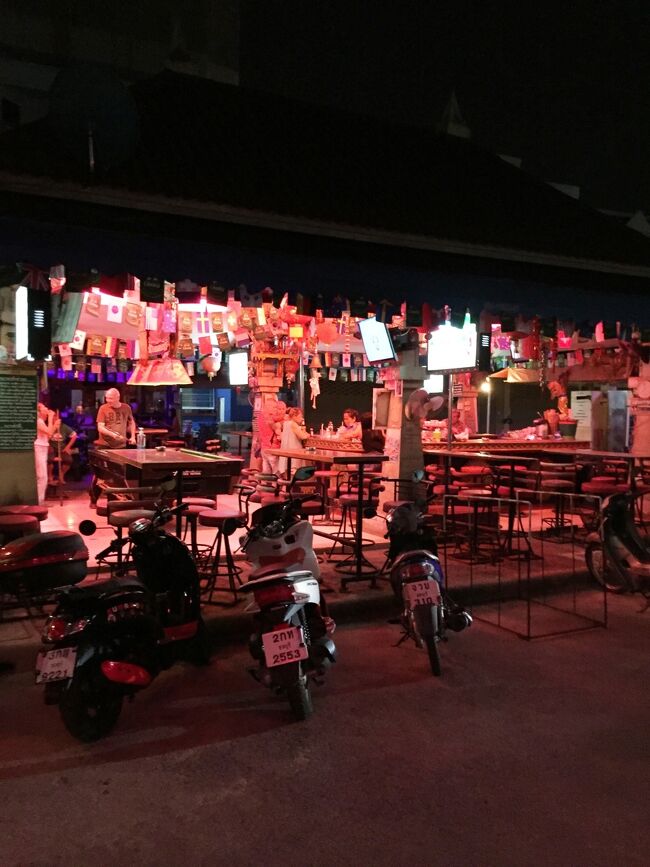 18日　19：51<br />夕食後の散歩でソイニュープラザ前を通ります。