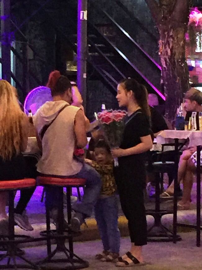 ずい分見なかった花売り娘が4歳ぐらいの子供と現れたベトナム人？カンボジア人？多分そんなところでしょうか。（子供も訓練されています、子連れで涙を誘うのかなぁ～）