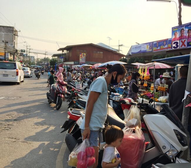 2月　19日（金）<br />早朝にバンサレー市場に来ました。