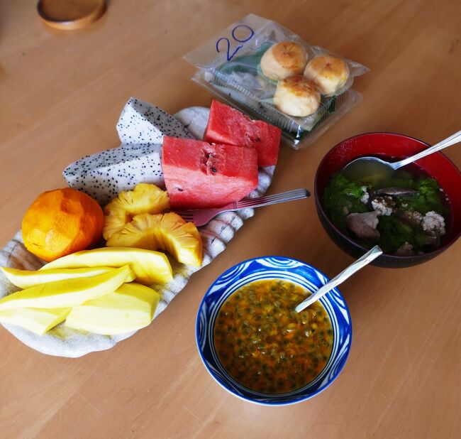 19日　昼食<br />煮豚ホルモン<br />果物（マンゴー　パイナップル　トオー　ケーオマンコーン　スイカ　パッションフルーツ）<br />饅頭