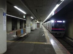電車がやってきた。
基本的に京成成田駅発着で、たまに上野とか都営浅草線からの直通がやってくる。