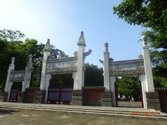 寶覚禅寺を後にして立ち寄った孔子廟。
孔子廟の入口にある門構えの様子