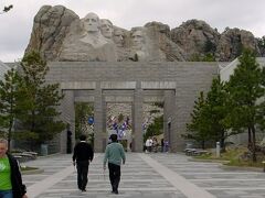 山の頂上の岩に4人の大統領の顔が彫刻されている。