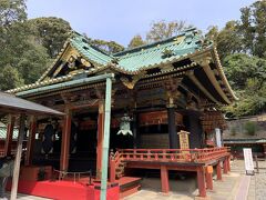 久能山東照宮の拝殿。1617年建立で、日光東照宮よりも先に作られています。色が綺麗なのは、最近修復が終わったからだそうです。
まずは、拝殿前でお参りです。