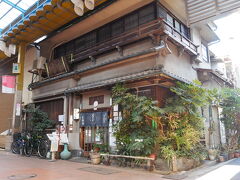 砂場総本店、昭和２９年の建てられ区の文化財に指定されてらしい
入口はやたらに張物が多い蕎麦屋