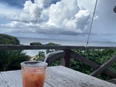 上原港を通り越して星砂の浜がある所まで来ました！
カフェでジュースを飲んで休憩です。

眺めがよかったのでテラス席にしてみました。

ここはキャンプ場も併設しているみたいなので一度キャンプしてみたい！