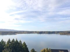 新潟県最大の湖、加茂湖を一望できます。
牡蠣の養殖などが行われているそうです。
牡蠣食べたい・・・・。