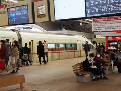 小田原へ戻ってきました。
駅横の駐車場がHarune小田原として開業してました。
昼食をゆったりとしたフードコートでいただき、
お菓子と稲荷寿司を買って家路に着きました。
（小田原はすっかり撮影を忘れてました）