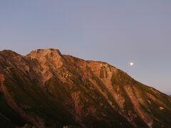 2日目、五竜山荘近くからご来光を待ちます。
五竜岳とお月さんがとてもきれいでした。