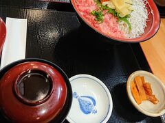 横浜屋本舗食堂です。
おすすめのしあわせ丼。
ネギトロ美味しい。