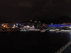 博多港へ向けて出発です。
いつもは高速船のビートルですがかめりあラインが就航15周年キャンペーンで安かったのとフェリーに乗りたくて乗りました。
キャンペーンじゃなくても値段が安く、夜出発の朝到着なのでまた乗りたいと思いました。