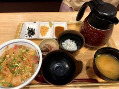 「真鯛胡麻だれ丼」…味はまあまあだったけど、ボリュームの方はかなり残念(>_<)