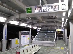 ゆいレール赤嶺駅のプラットホームです。時間は6:16ですが、沖縄の2月の6時台はまだまだ暗いです。