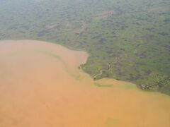 ゴンダール空港へのファイナルアプローチ線上でタナ湖上空を通過。
世界屈指の大河ナイルに繋がる支流の一つ、青ナイルの源流で、南部からぐるっと右巻きにまわってスーダン方面へ北上するルートでエチオピア国内の半分はグランドキャニオン並みの大渓谷だし、小型のビクトリアフォールズみたいな滝も見れるとなると行きたい！

…けど今回は残念ながらパス。