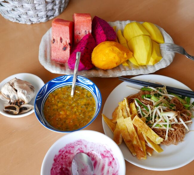 20日　昼食<br />パックセン．．．．◎<br />果物（スイカ　ケーオマンコーン赤　トオー　マンゴー　パッションフルーツ）