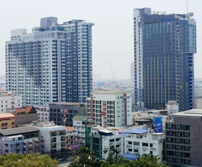 21日　メーバーンの妹夫婦が仕事でパタヤに1泊すると云うので一休の友人のSさんにLINEで使用許可をもらい泊まらせてもらいました。<br />Sさんのベランダからの景色。<br />セカンドロード、マイクショッピング前のコンドミニアム（右）も外形はほぼ出来上がり、あと数か月で完成でしょう。