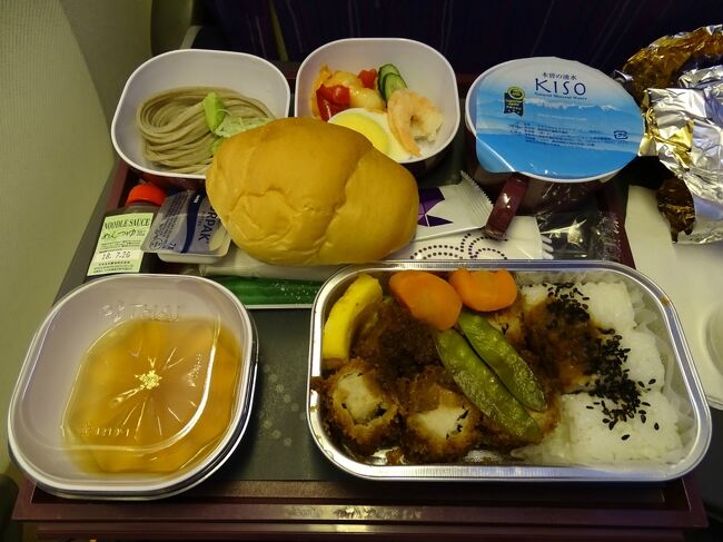 機内食は味噌カツ弁当。さすが名古屋発のフライト！