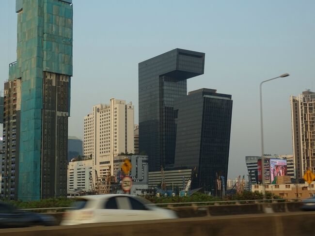 変わった形のビルが多いバンコク市内。