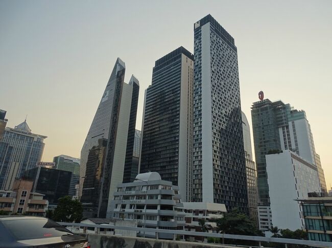 こちらの写真中央の3つのビルの左端も変わっている。