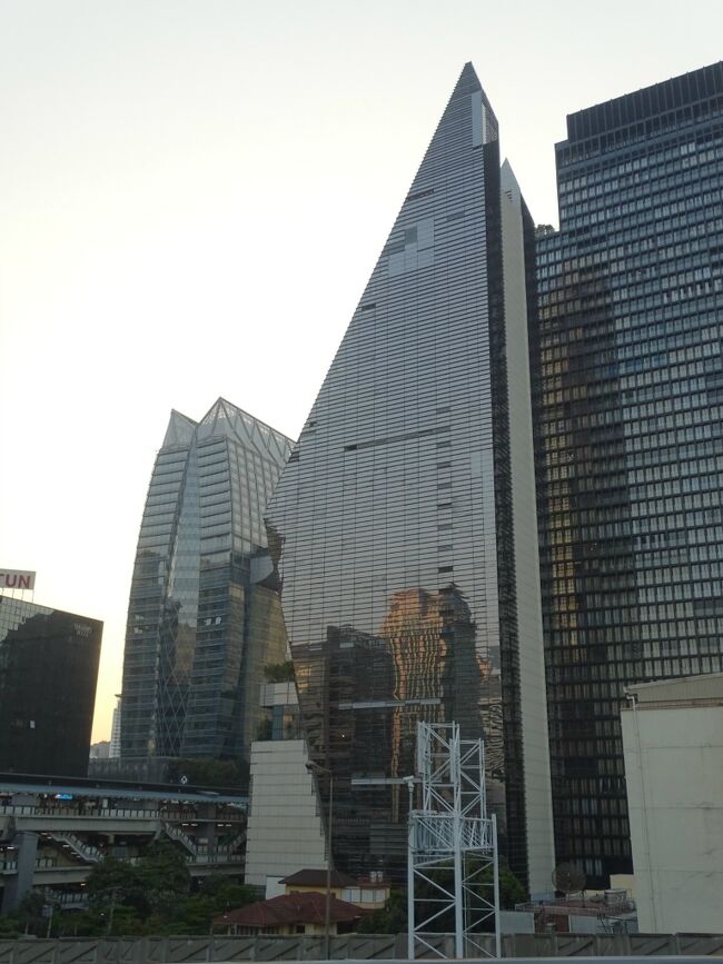 よく見ると・・・