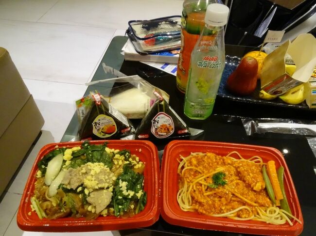 ホテルにチェックインし、近くのコンビニで夕食を買ってきて部屋でディナー。