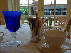 さあ、朝食をいただきに、本館2階のレストラン　ファヌアンに行きましょう！　おしゃれな青いグラスにはお水が、他にコーヒー　or　紅茶がいただけますよ。