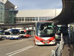 金沢駅東口です。出発20分前までに切符を受け取る必要があるとのことで、焦らなくて済むように、前日夜に金沢ホテルの隣にある北鉄駅前センターでピックアップしておきました。その北鉄駅前センターのそばに、これからバスに乗る「１番乗り場」があります