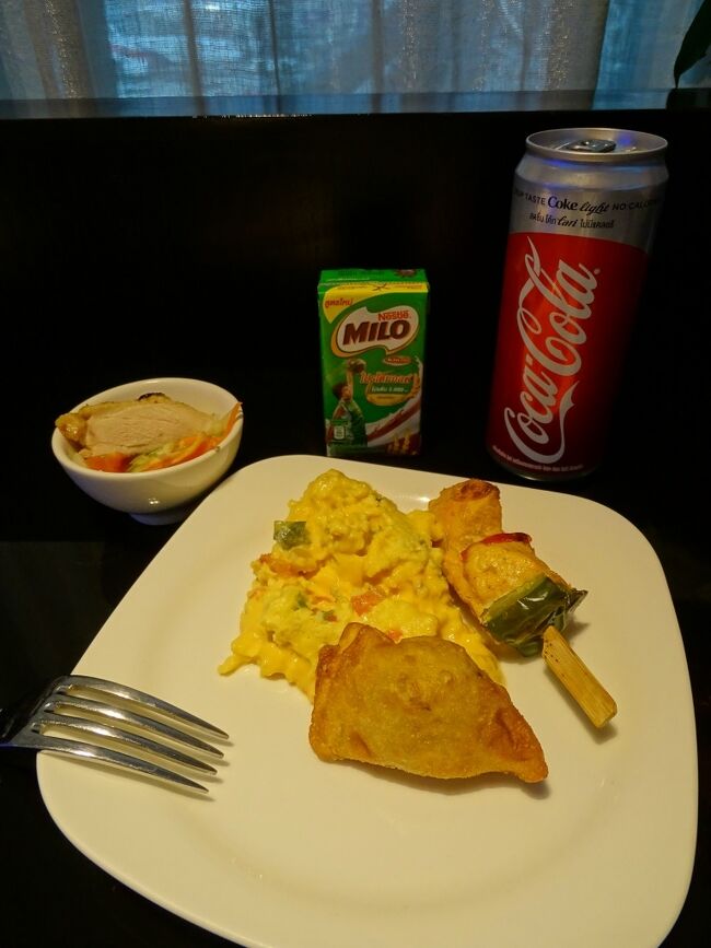 出発までラウンジでご飯を食べながら時間をつぶす。<br />久々にMILOを飲んだが、やはり上手い！