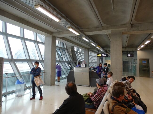 F2Aに行くとバスに乗せられた。