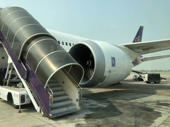 タラップで機内へと向かう。