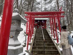 赤い鳥居がならぶ草津穴森稲荷神社。階段を上がっておまいりします。境内の砂は招福の砂だそうですが、雪に埋れてました。