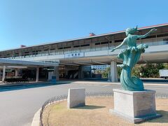 続いてやってきたのは、近鉄志摩線の賢島駅。　本当は、もう１つ交差点を先に進んだ、駅の反対側の観光駐車場に車を停める予定にしてたんですけど、間違えて1つ手前を右折しちゃいました…。　でも何気にそれが正解だったのかも。　

駅のこちら側にも、駐車スペースが3台分ほどありました。　30分ほどなら停めてもOKのようだったので、そこまで長時間この場所にいるわけでも無いし…って事で一時駐車スペースに置いて出かけることに。　(この後、駅の反対側に行ってみたら、元々停める予定にしていた観光駐車場は既に満車でした!)