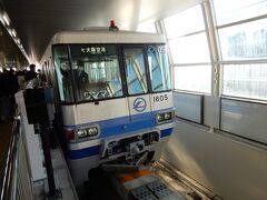 伊丹空港からは大阪モノレールと阪急電鉄を乗り継いで京都に向かいます。

写真は、大阪モノレール大阪空港駅です。